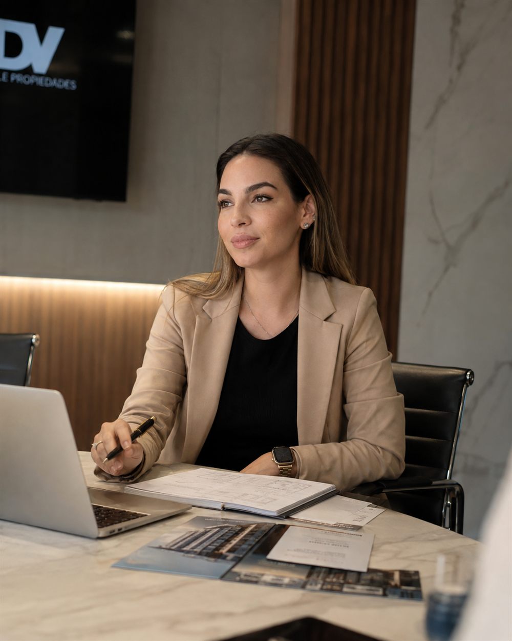 Josefa Taladriz revisando un proyecto en la oficina