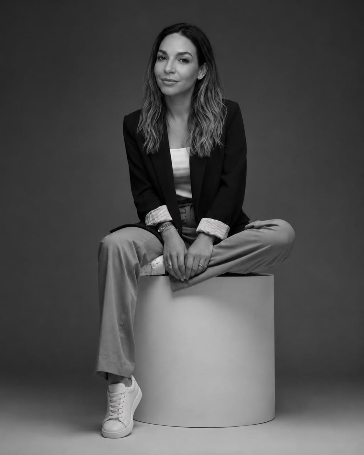 Retrato de Josefa Taladriz en estudio, fondo oscuro