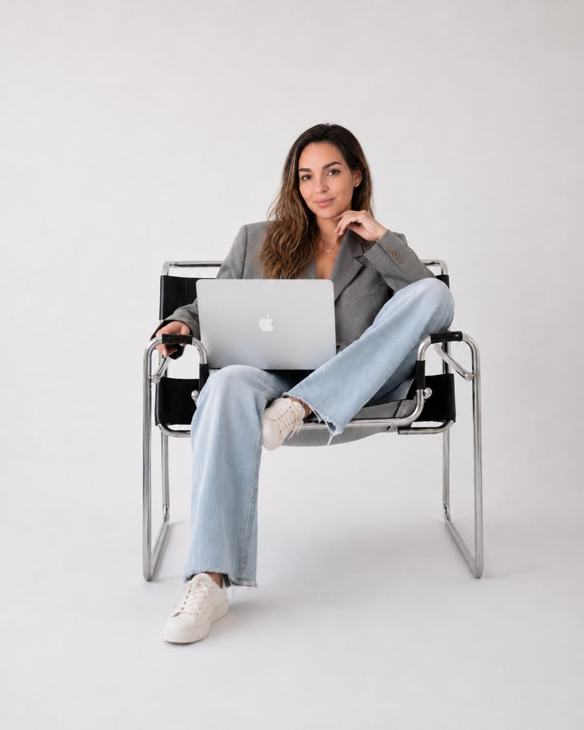 Josefa Taladriz sentada en una silla con su laptop, trabajando